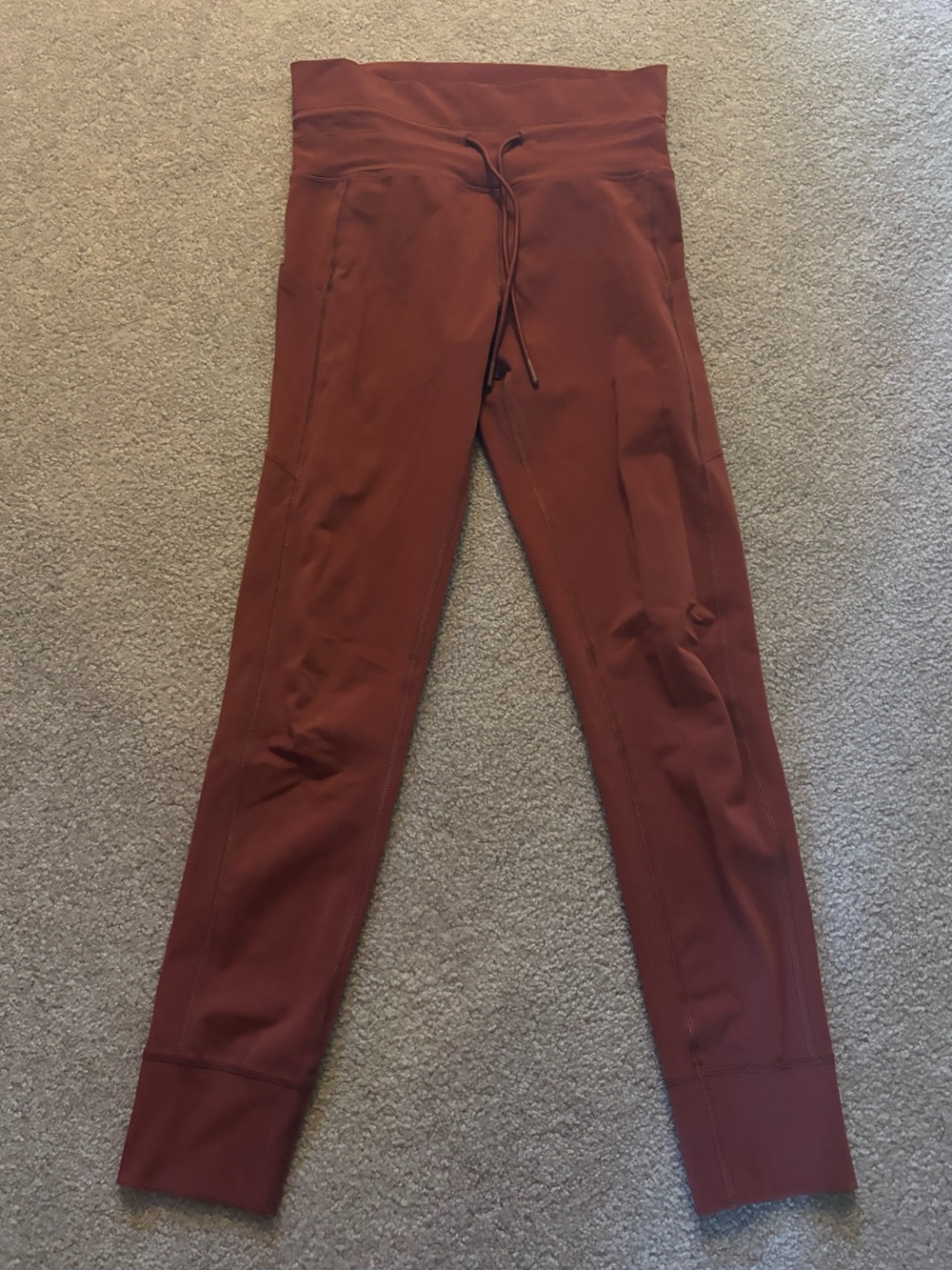 Vuori Daily Pocket Legging in Currant - Picture 4 of 7
